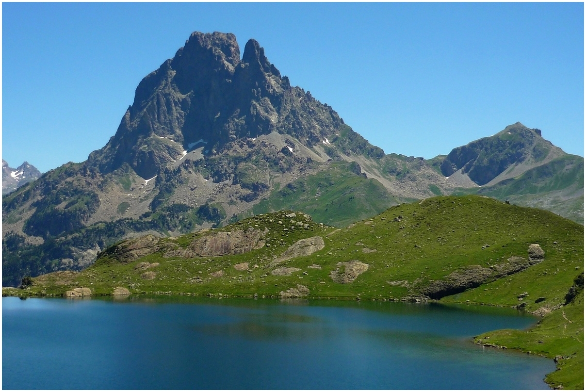 Lac Gentau et Pic du Midi d'Ossau